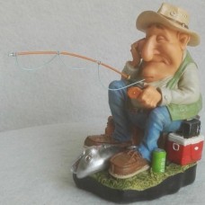 Visser - sportvisser - beeldje – polyresin – hobby – funny sports – warren stratford – 21x10x18 cm